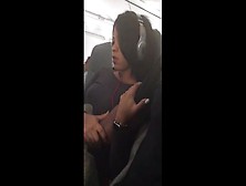 Dedando A Esposa No Avião