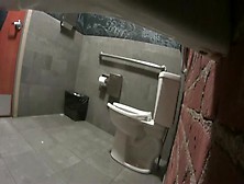 Câmera Escondida Em Banheiro De Um Bar