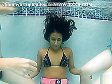 3 Girls Share Breath Underwater