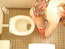 Amazing Footage Of An Amateur Girl Spied From Above In A Toilet