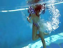 De Luxe Hot Latina In The Pool