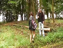 Brünettes Flittchen Im Wald Getroffen