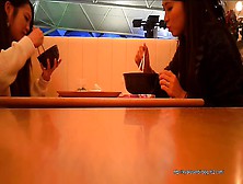 フードコートで食事中の女子大生がＷで美脚で可愛い　固定カメラ編