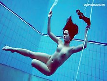 Atemberaubende Junge Brünette Alla Birtakik Badet Nackt In Dem Pool