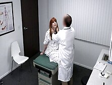 Fickt Ihren Perversen Arzt Während Der Untersuchung