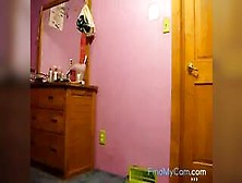 Amateur Webcam Girl Ass Shake