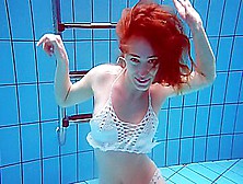 Underwater Hottest Babe Zelenkina Swims