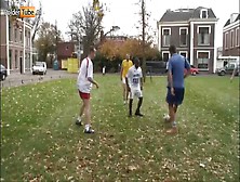 Voetbalteam Geeft Dp Training Aan Een Geile Brunette