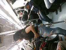 Rico Culo De Chica En El Metro L 2 Mx Recargada En El Tubo