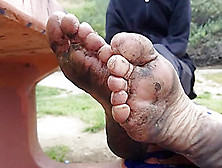 Young Homeless Girl Shows 0Ff Her Filthy Feet - 4K