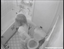 Подглядывание За Девушкой В Туалете