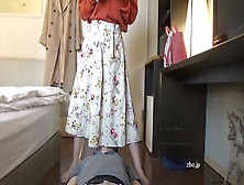 【無料】仰向けになってる男性の顔を女性が跨いで真下からパンツ見せてる動画（サイドカメラ）