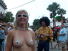 Fantasy Fest Girls Getting Wild And Crazy For Beads - Springbreaklife