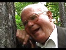 Bejaarde Man Betrapt Sletje Op Vingeren In Het Bos