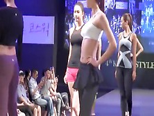 Hot Models Wearing The New Yoga Outfit Collection