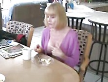 Blonde Mama Frühstückt Schwanz
