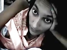 India Adolescente Juega Ante Su Público De La Webcam