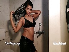 Indisches College-Mädchen Alia Advani In Der Dusche