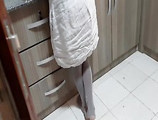 Housemaid Gets Cumming While Cooking
