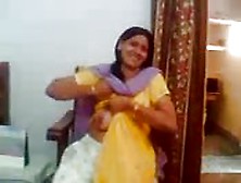 Indische Hausfrau Entblößt Sich Vor Der Kamera