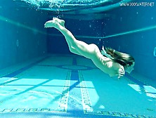 Hot Us Blonde Lindsay Cruz Swims Naked In The Pool