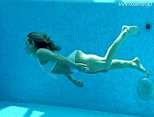 Joven Mostrando Su Cuerpo Desnudo Bajo El Agua