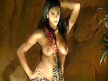 Indian Milf Babe Is Awesome When She Dances
