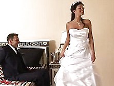 Невеста Трахается В Красивом Свадебном Платье