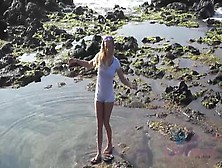 Erotische Wasserspiele Am Strand Mit Schöner Blonden In Softcore Porno