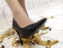変態Olが美脚とゴム手袋でバナナをもてあそぶ。