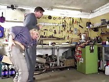 Blonde Techniek Slet Laat Haar Handjes Wapperen In De Garage