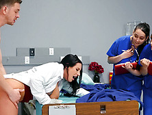 Doctor Angela White Teaching Her Young Med Students On The Job