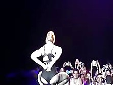 Madonna Si Spoglia Durante Lo Show