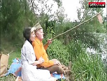 Opa Wordt Afgeleid Door Een Naakt Blondje Tijdens Het Vissen