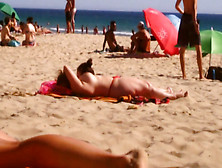 Coroa Gostosa Flagrada De Topless Na Praia