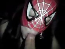 Brunette In Een Spiderman Masker Zuigt Wat Pik