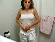 Tamar Stript En Vingert In Haar Badkamer