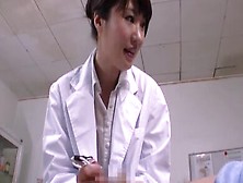 Una Doctora Japonesa De Pequeñas Tetas Haciendo Una Paja A Un Paciente