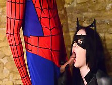 Harmony Reigns Déguisée En Batgirl Suce La Bite De Spider-Man