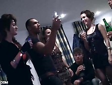 Чешские свингеры устроили дикую оргию в отдельной квартире - секс порно видео