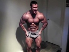 Bodybuilder - Muscle Posing!