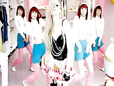 Say Hello To Avril Lavigne's Kitty - Pmv