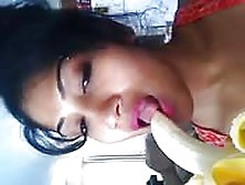 Inderin Lutscht Banane