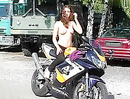 Nackt Auf Dem Motorrad