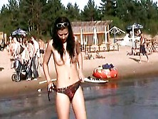 Babe Natural Desnuda Jugando En La Playa