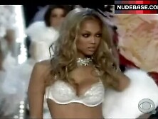 Tyra Banks Shows Sexy Lingerie – Victoria's Secret Fashion Show 2005
