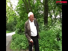 Bejaarde Kerel Van 80 Neukt Een Geile Tiener (18+) In Het Bos