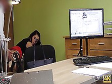 Loan4K.  Chica Rusa Monta La Polla De Un Agente De Préstamos En Su Oficina