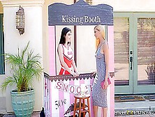 Jenna Reid,  Sandy Fantasy The Kissing Booth / 24. 7. 2016