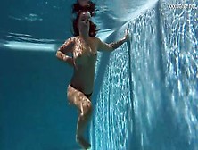 Sexy Teenie-Brünette Puzan Bruhova Schwimmt Alleine Nackt Im Pool